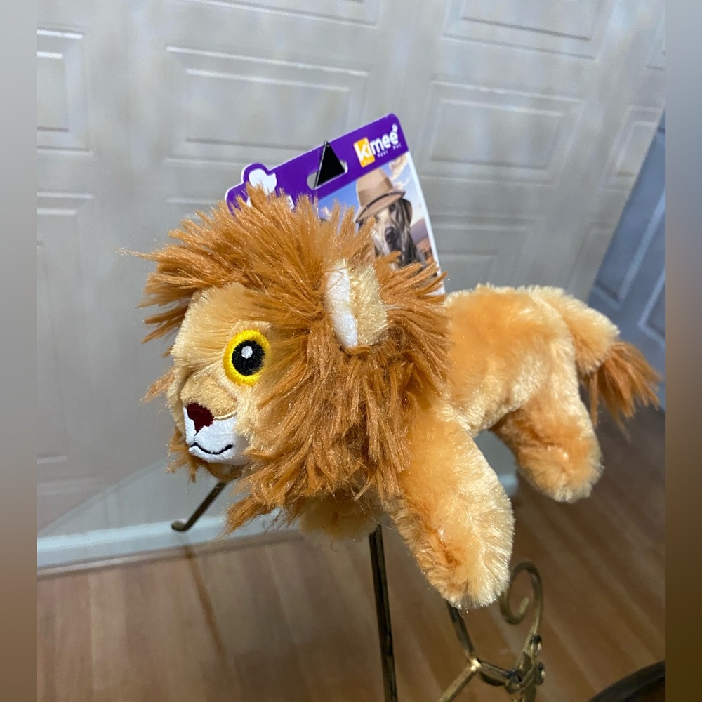 BRAND NEW KIMEE YELLOWBARK PLUSH 11” LION 🦁 DOG TOY VERY CUTE , IT SQUEAKS!